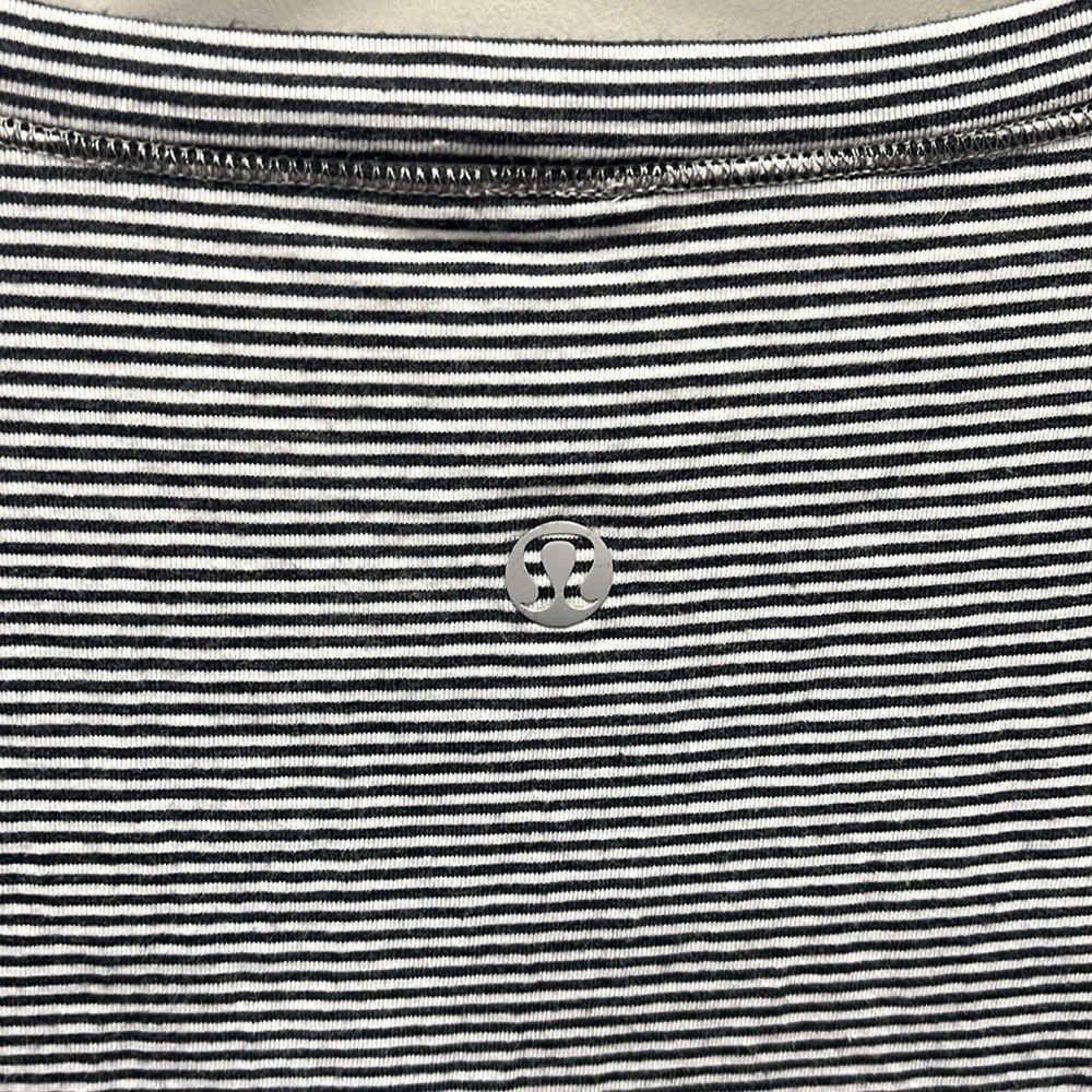 Lululemon size 4  shirt - Picture 4 of 5